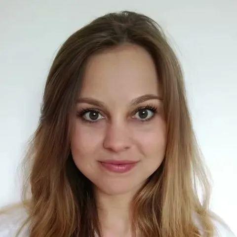 Kitti gyógyszerészhallgatóként, fehér köpenyben